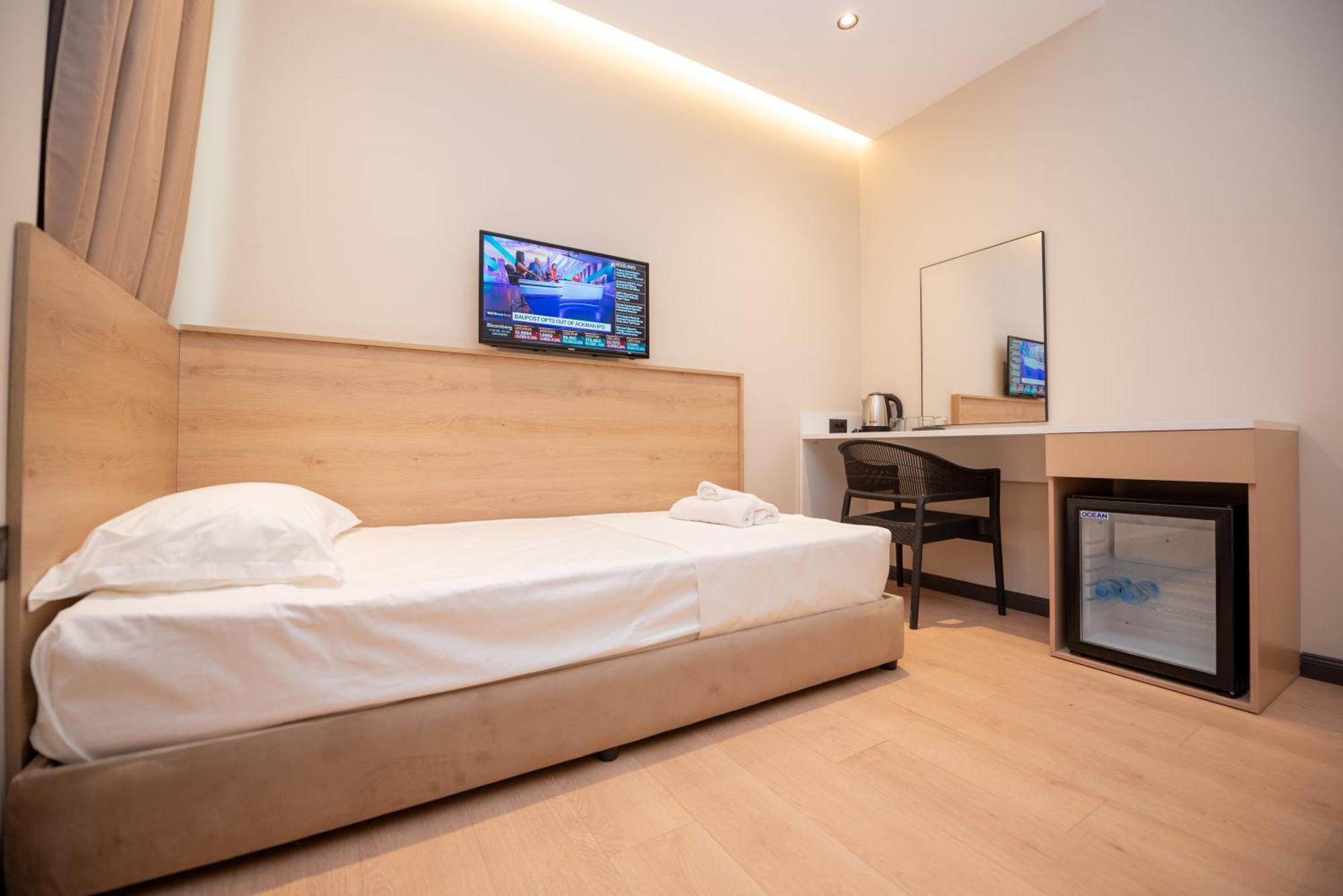 Calma Boutique Hotel Vlore Bagian luar foto
